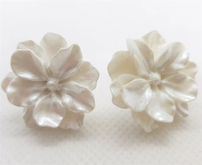 Серьги Белые цветы, перламутровый пластик - фото 7209